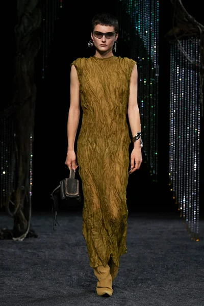 Look 32